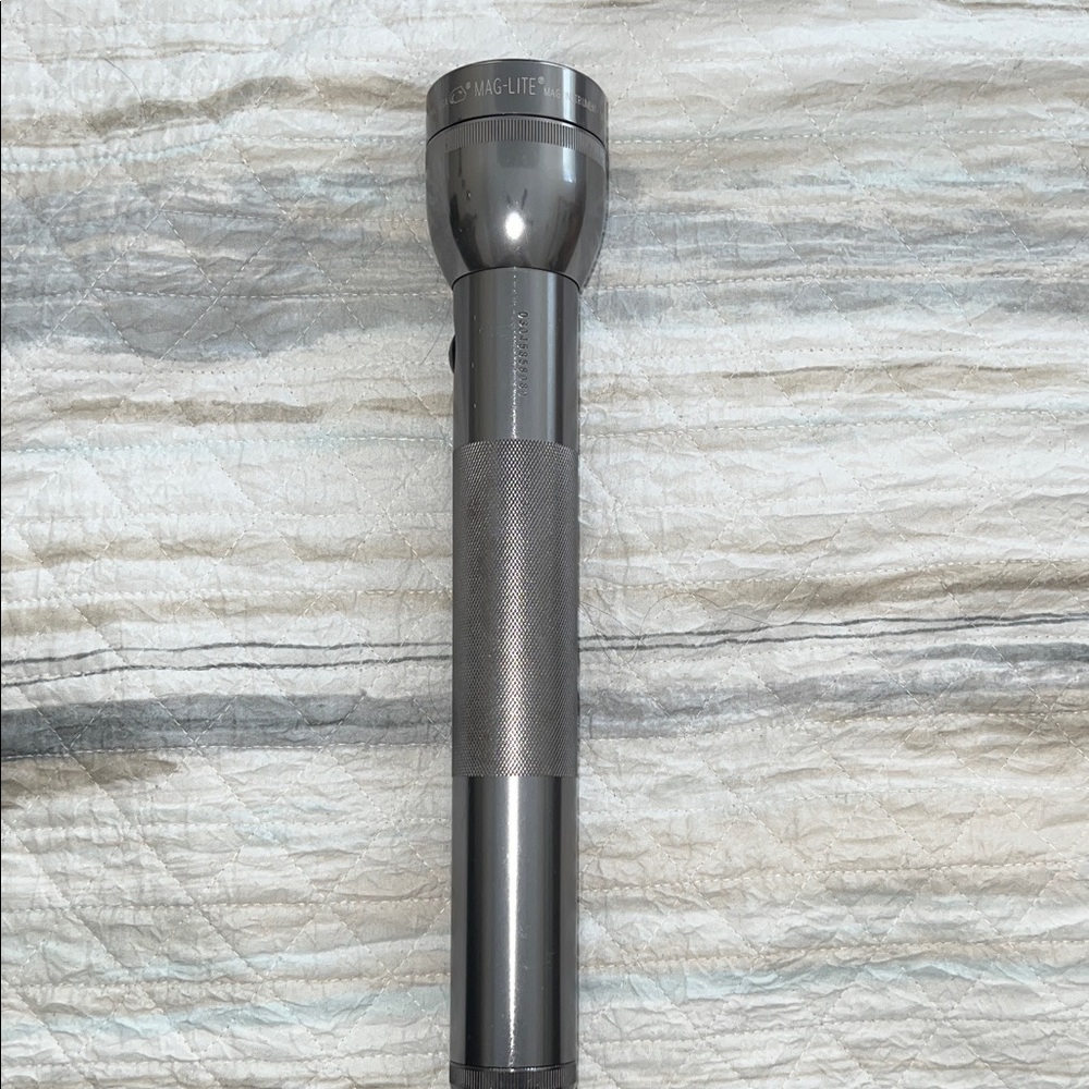 Maglite Silver Flashlight - Picture 4 of 7